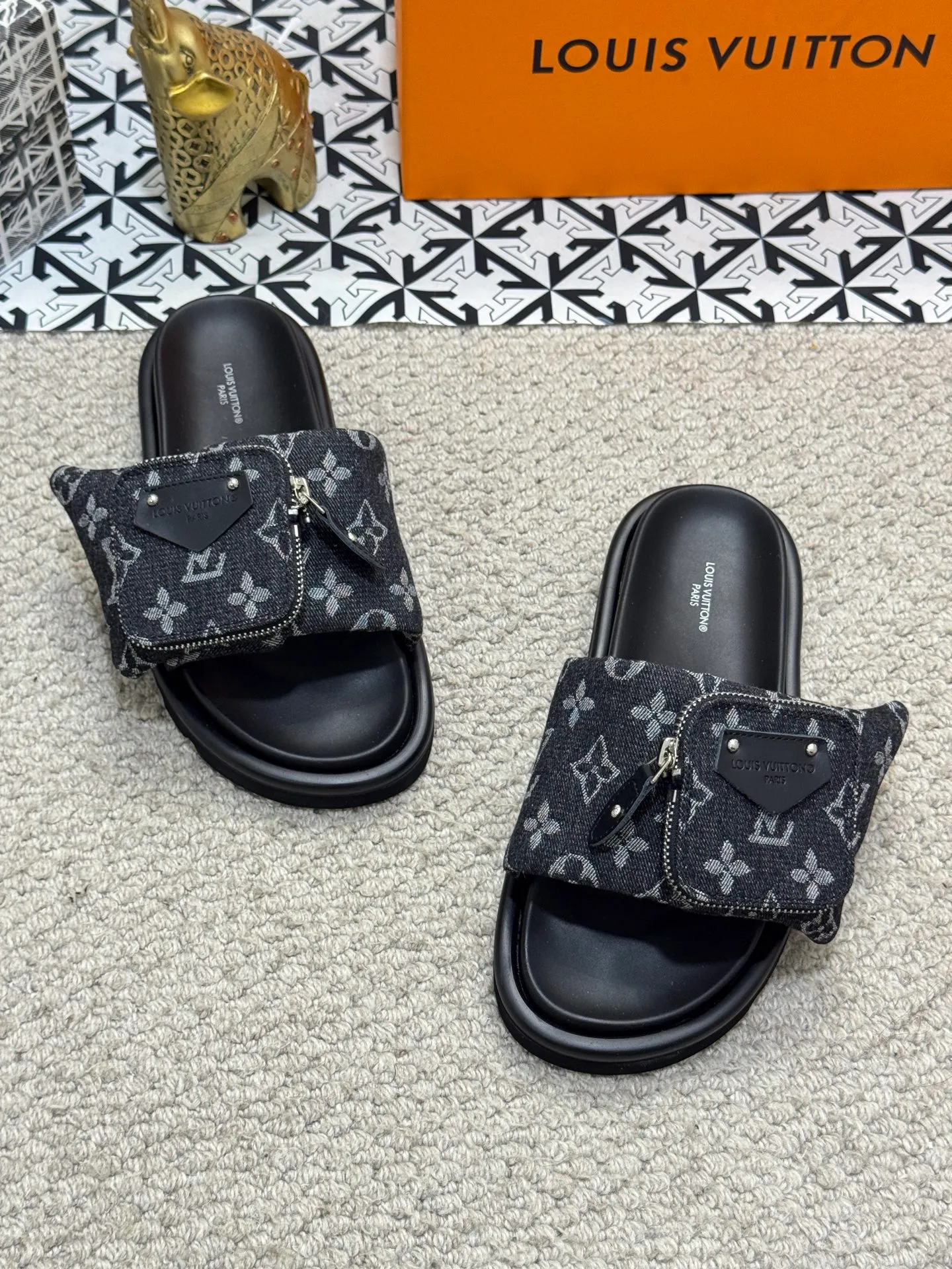 Men's shoes 💰400 [New style] 🦇🦇Top original order [Louis Vuitton] Couple style 👫Spring and summer style🎯🎯As an active family in the fashion industry ⭐ Lv is characterized by bold innovation ⚡Fabric down cloth🔥 Combined outsole, clean and tidy ⚡Fashionable and generous🌹Multiple colors available..Size: 36-44 (45 customized
